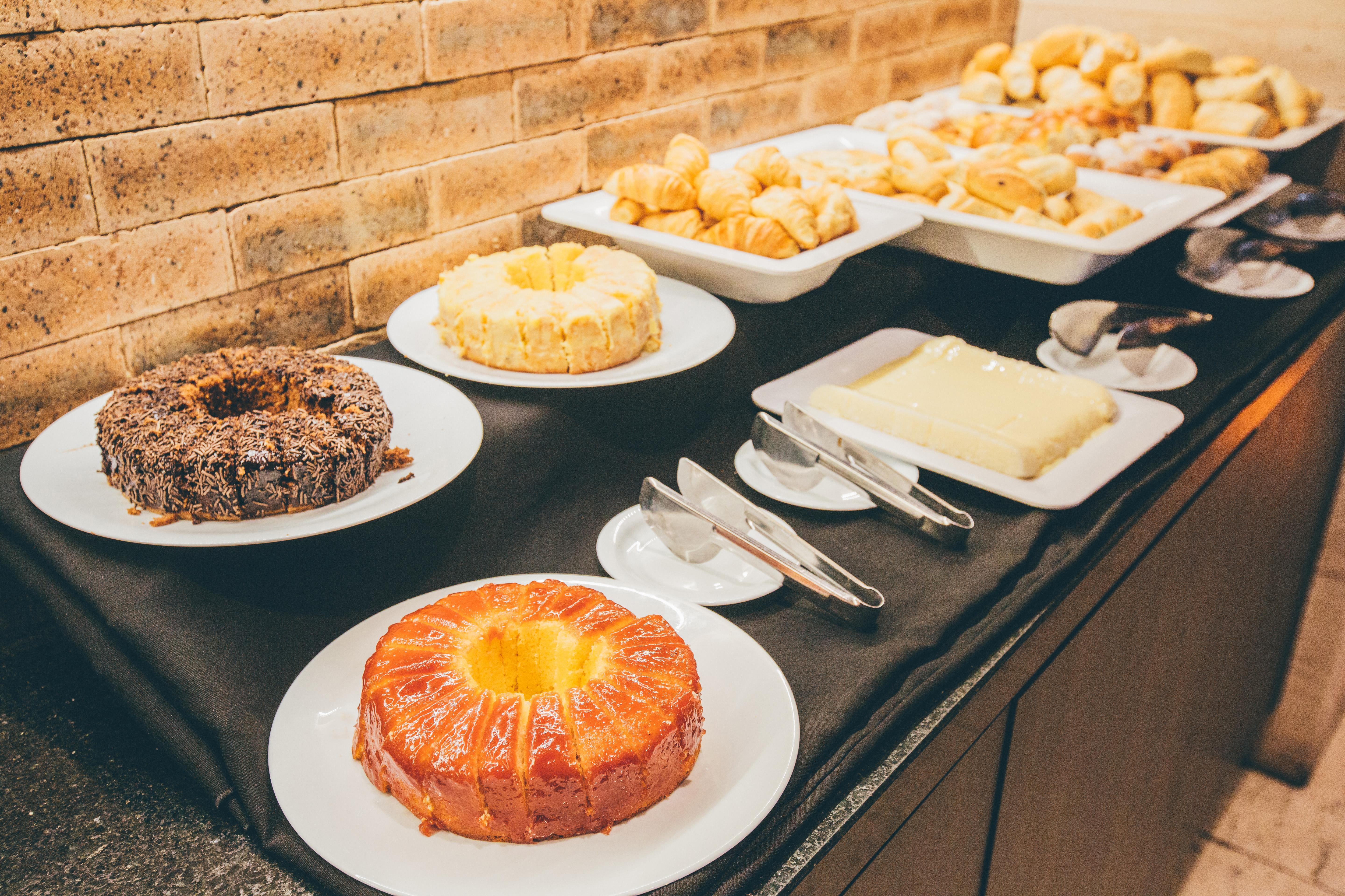 Cullinan Hplus Premium Brasília Exteriör bild A selection of puddings