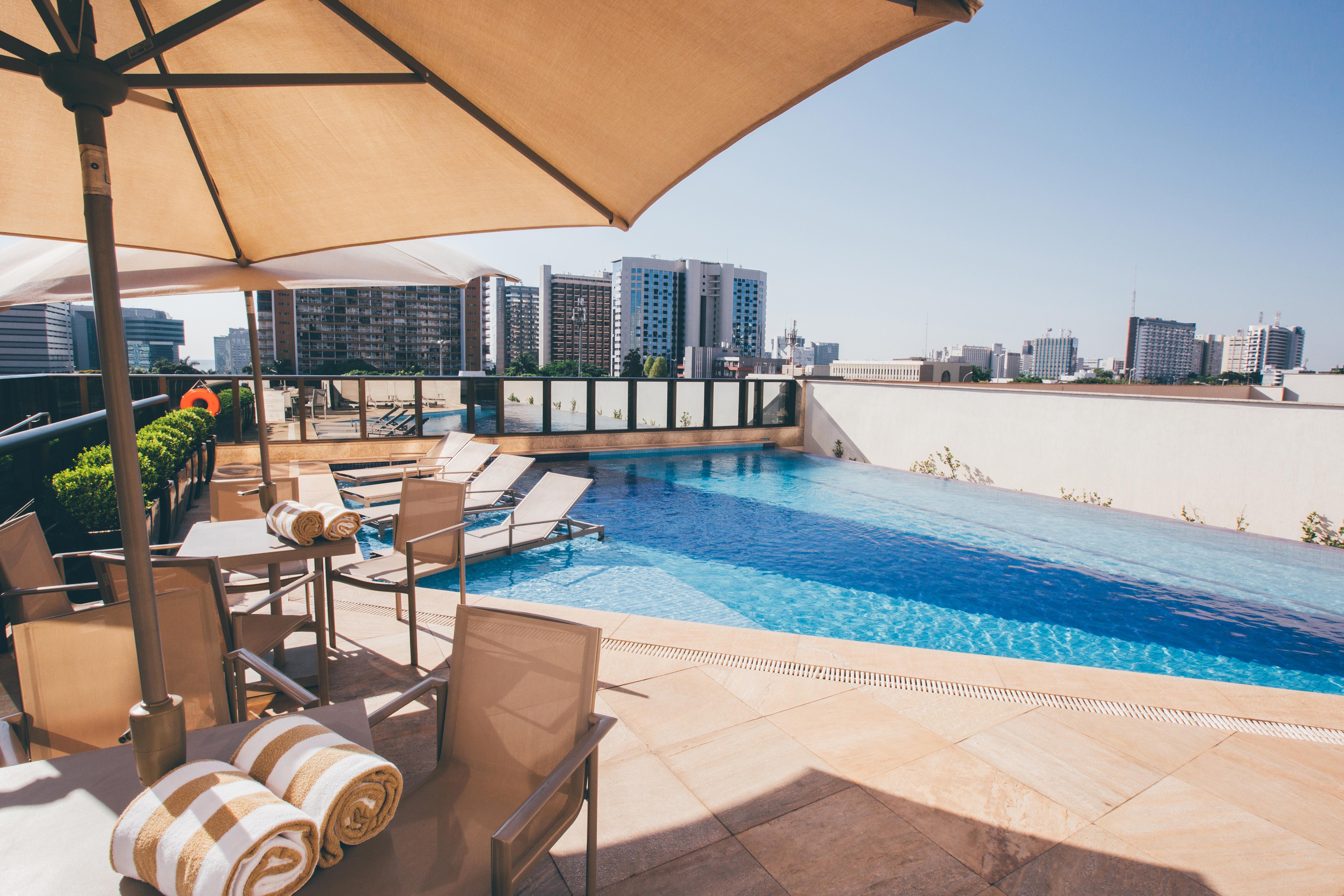 Cullinan Hplus Premium Brasília Exteriör bild Rooftop pool at the hotel